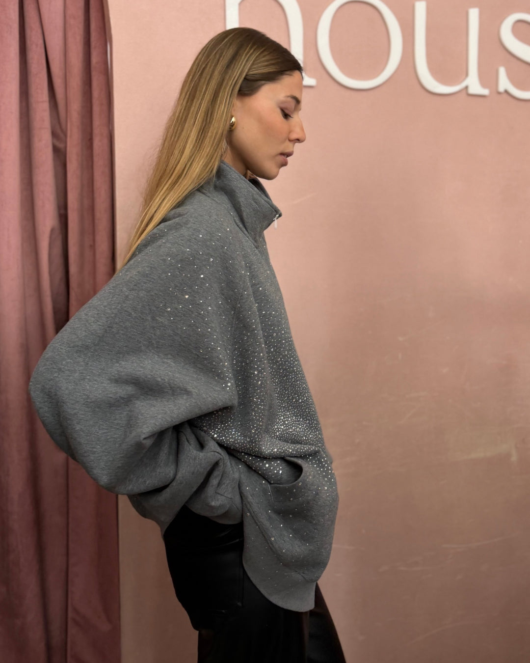 Polerón gris Brillos doble cierre oversize